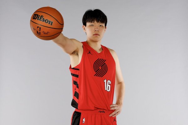 易云达配资 ESPN分析师：杨瀚森是开拓者夏联的领袖，他的表现傲视群雄