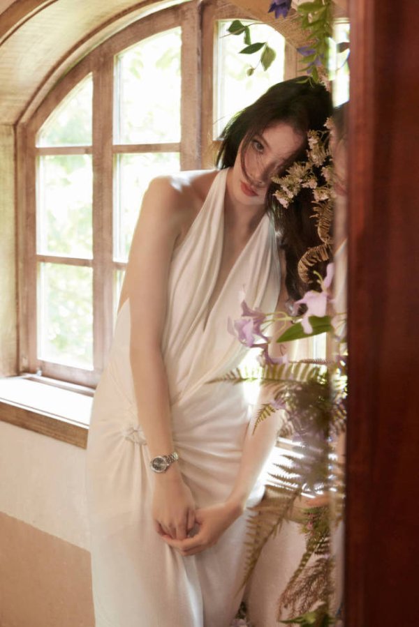 摩根证券 宋妍霏着挂脖连身裙站花海中 回眸一笑甜美可人