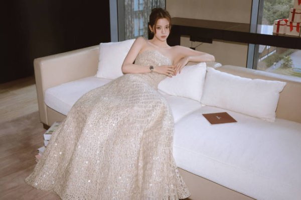 通昭配资 欧阳娜娜穿礼服吃汉堡调皮灵动 单手托腮凸显优雅